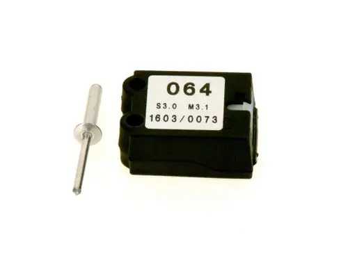 Schwarzes elektrisches Bauteil mit einem Etikett, das die Zahl 064 zeigt, und einem metallischen Stift daneben. Produkt von Bosch, möglicherweise ein Teil für ein technisches Gerät.